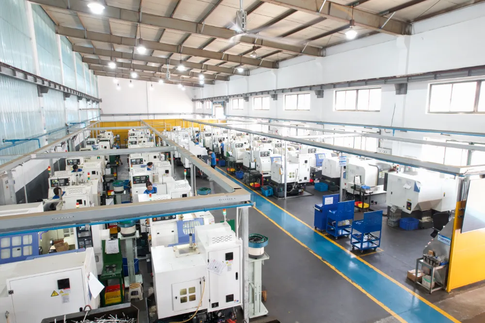 Lavorazione CNC automatizzata nello stabilimento Deli-Newdexin per elementi di fissaggio in acciaio inox di alta qualit&agrave;.